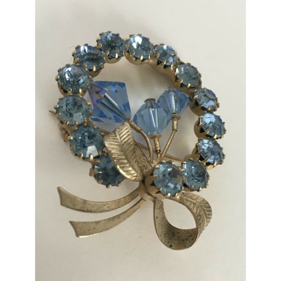 Vintage Wreath Pin Brooch Jewelry Blue Glass Aurora Borealis Iridescent Bow - Picture 3 of 4